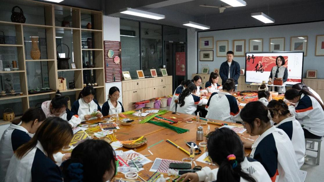 为非遗“添彩”，为青春“赋能”：江苏建院的文化育人新实践